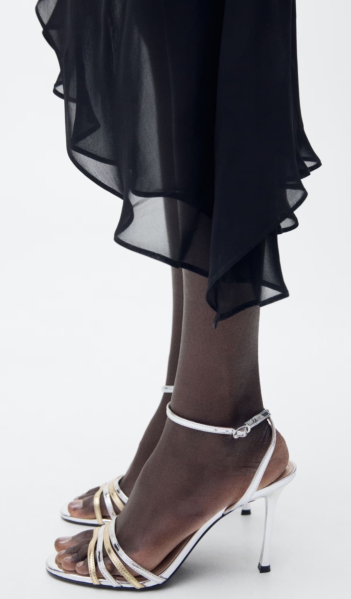 Las sandalias con tacón y tiras combinadas en color plata de Mango