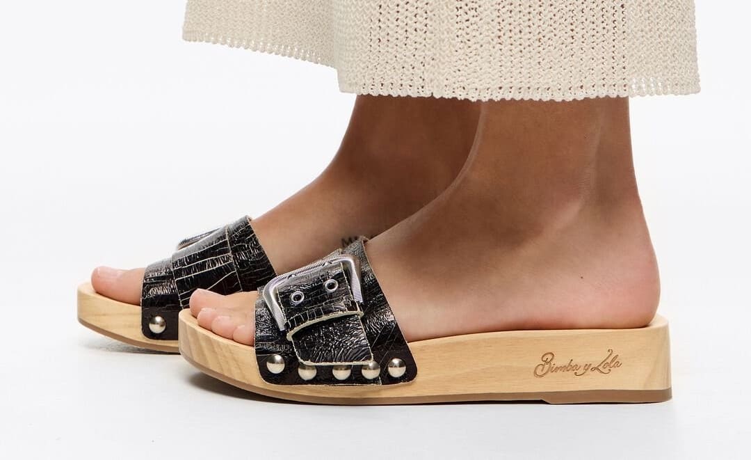 Sandalia piel negra y pala madera de Bimba y Lola