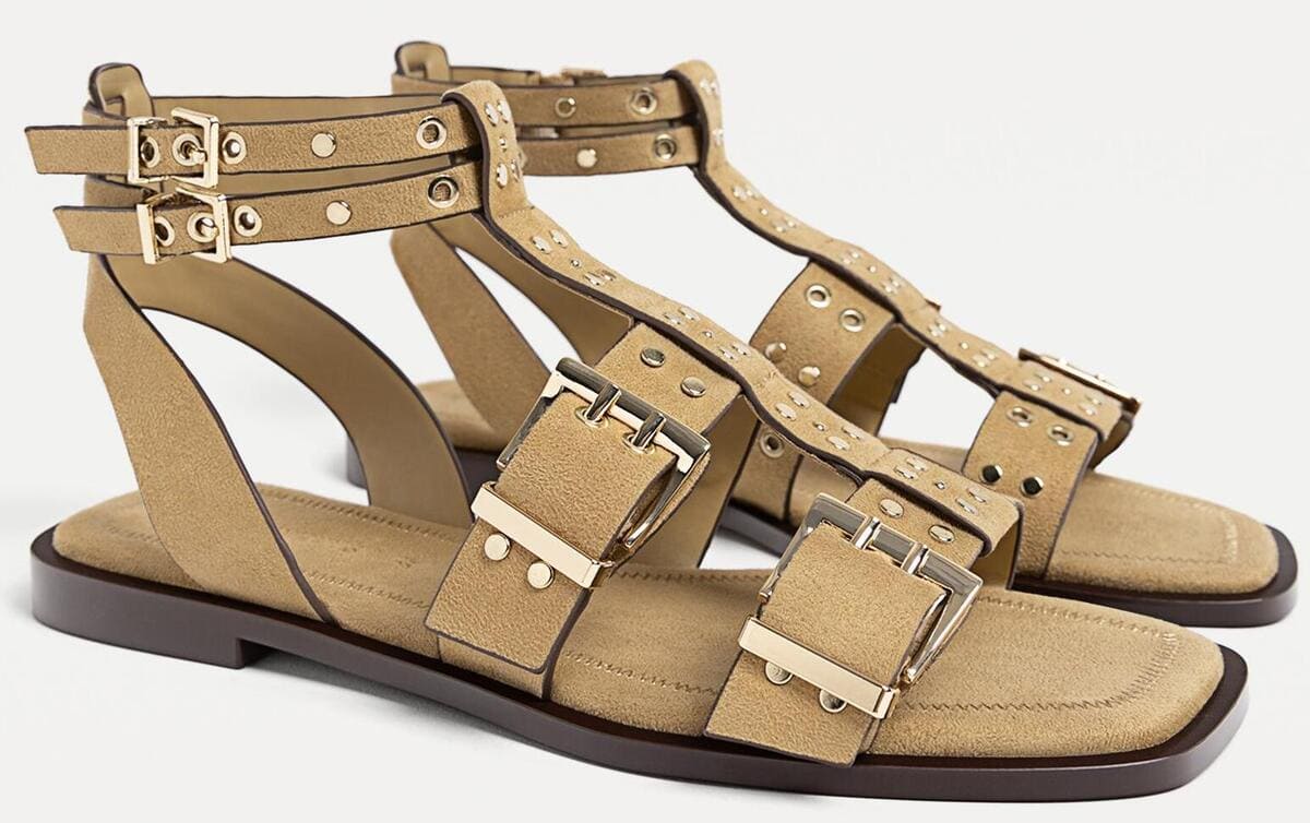 Las sandalias de tiras y hebillas en color beige de Stradivarius