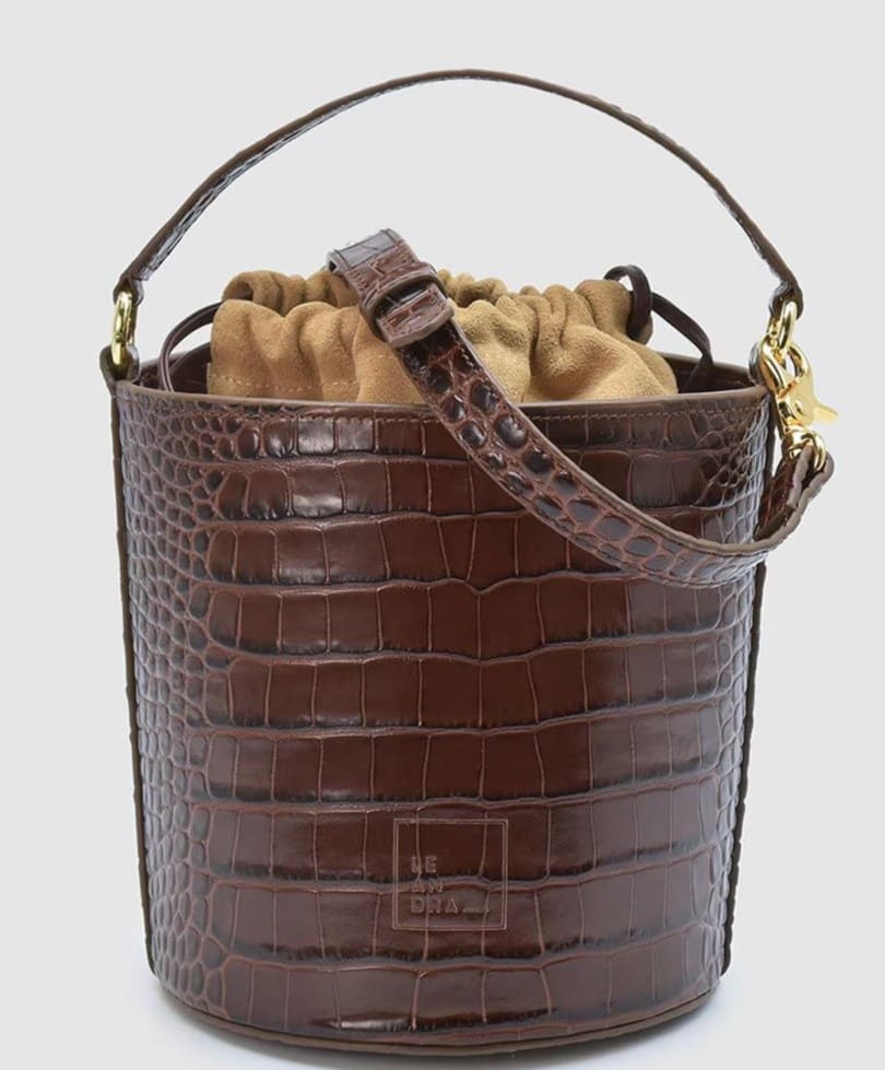 Bolso de mano tipo cubo multiposición de piel vacuna grabada en coco