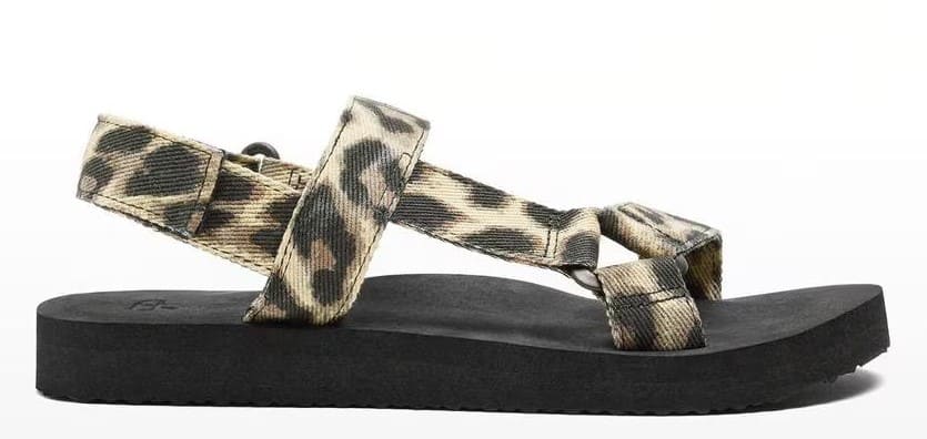 Sandalias planas con cierre adherente y estampado animal print