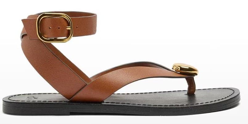 Sandalias planas de piel con sistema de posición de dedo y detalle metálico
