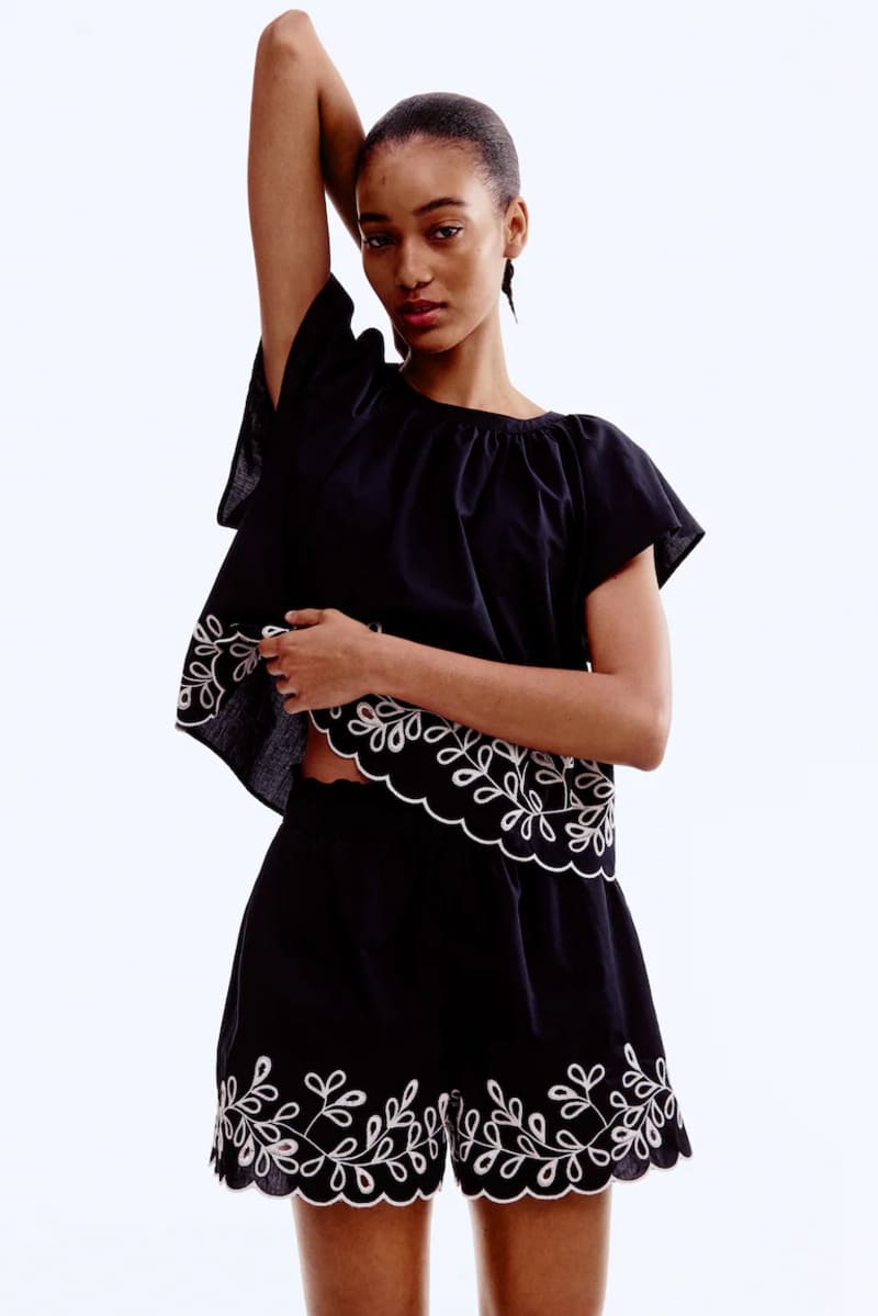 Pantalón corto de algodón con diseño bordado