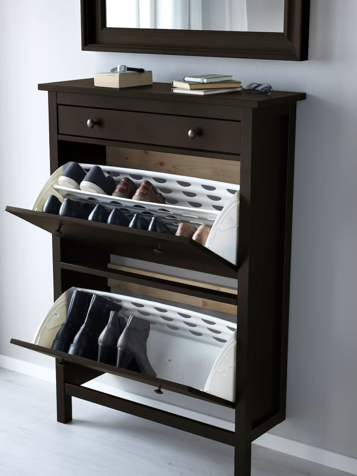 Zapatero con doble fila en sus compartimentos de la serie HEMNES de Ikea