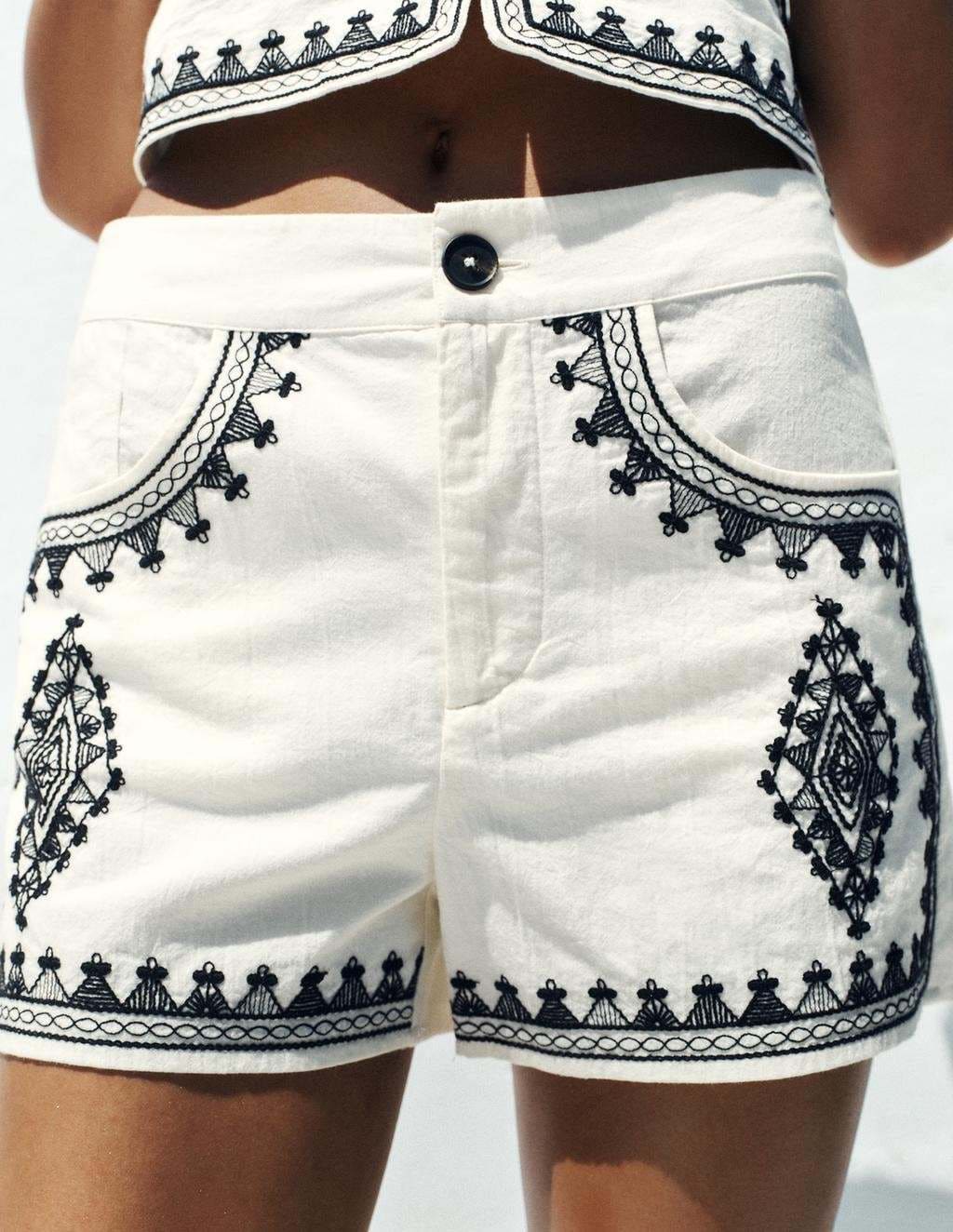 Bermuda bordados contraste de Zara