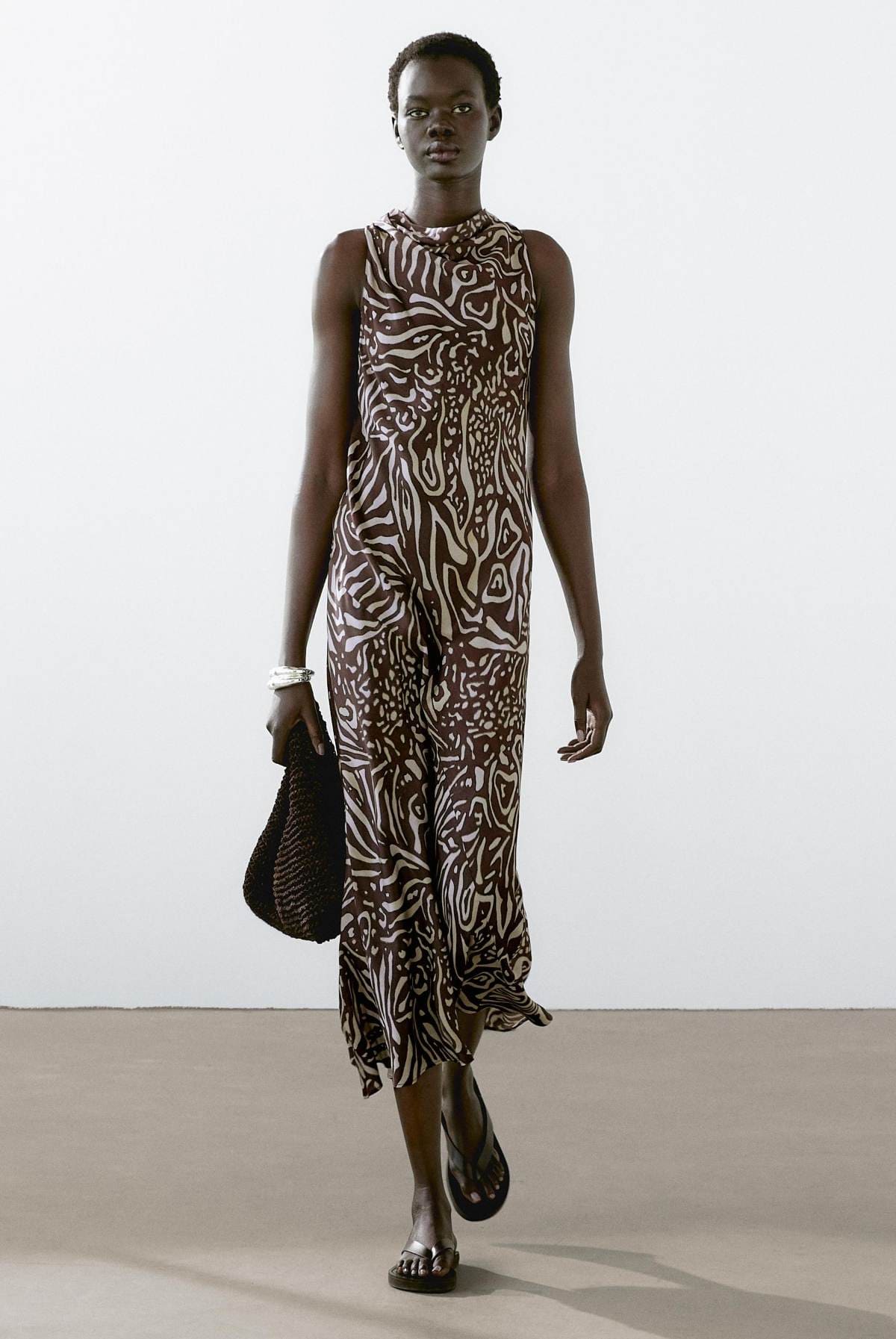 Vestido midi estampado fluido de Massimo Dutti