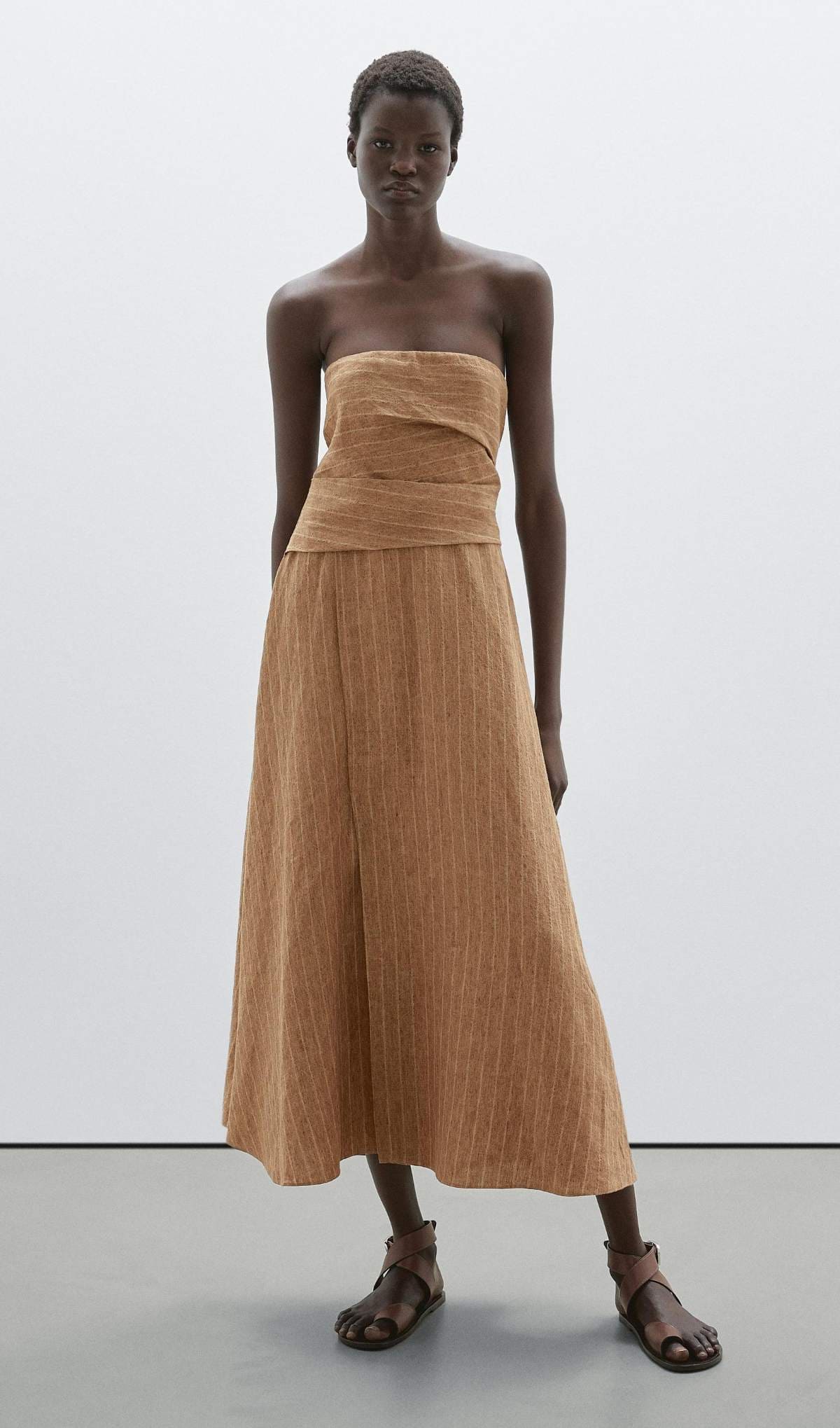 Vestido palabra de honor lino de Massimo Dutti