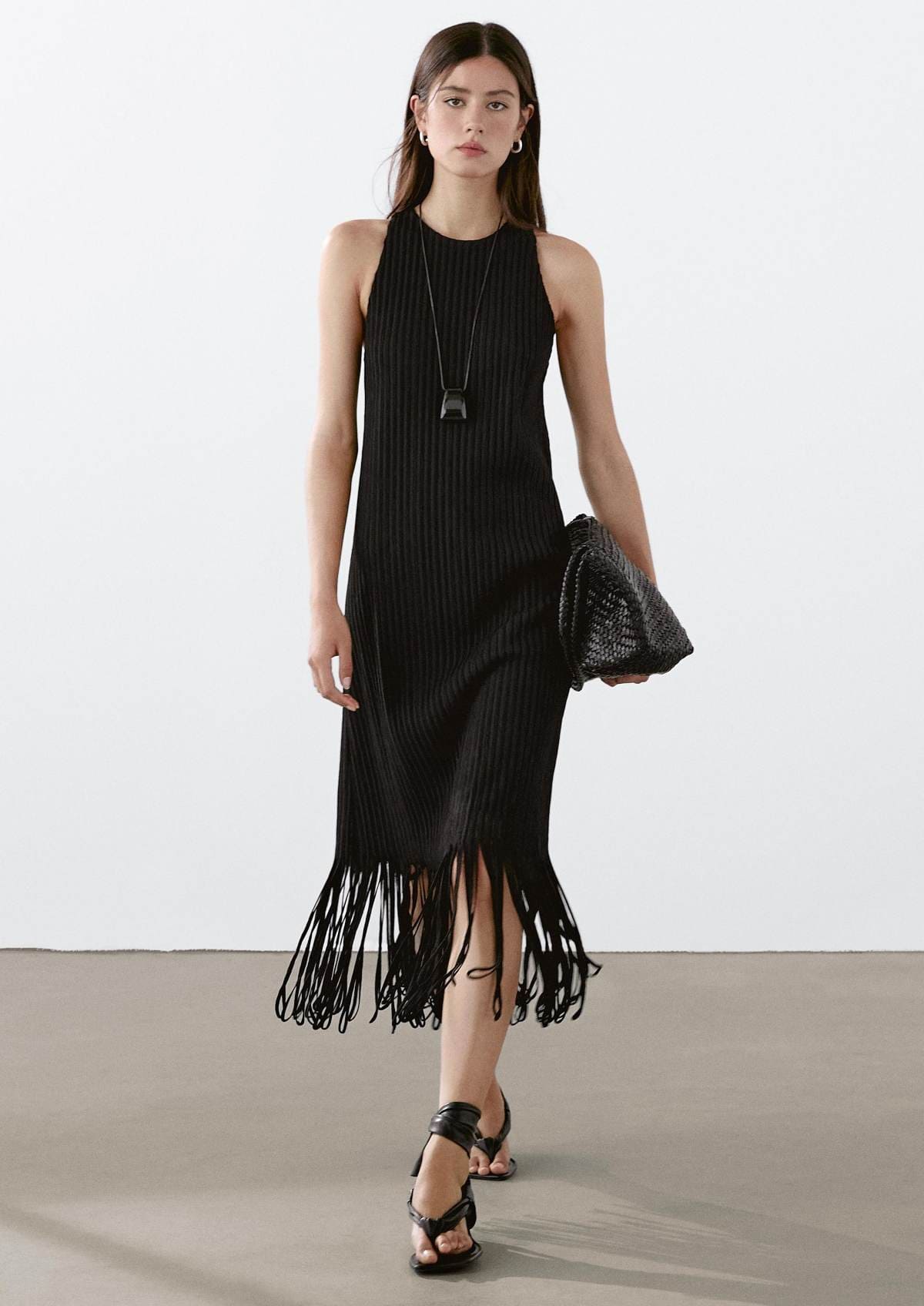 Vestido punto textura bajo flecos de Massimo Dutti