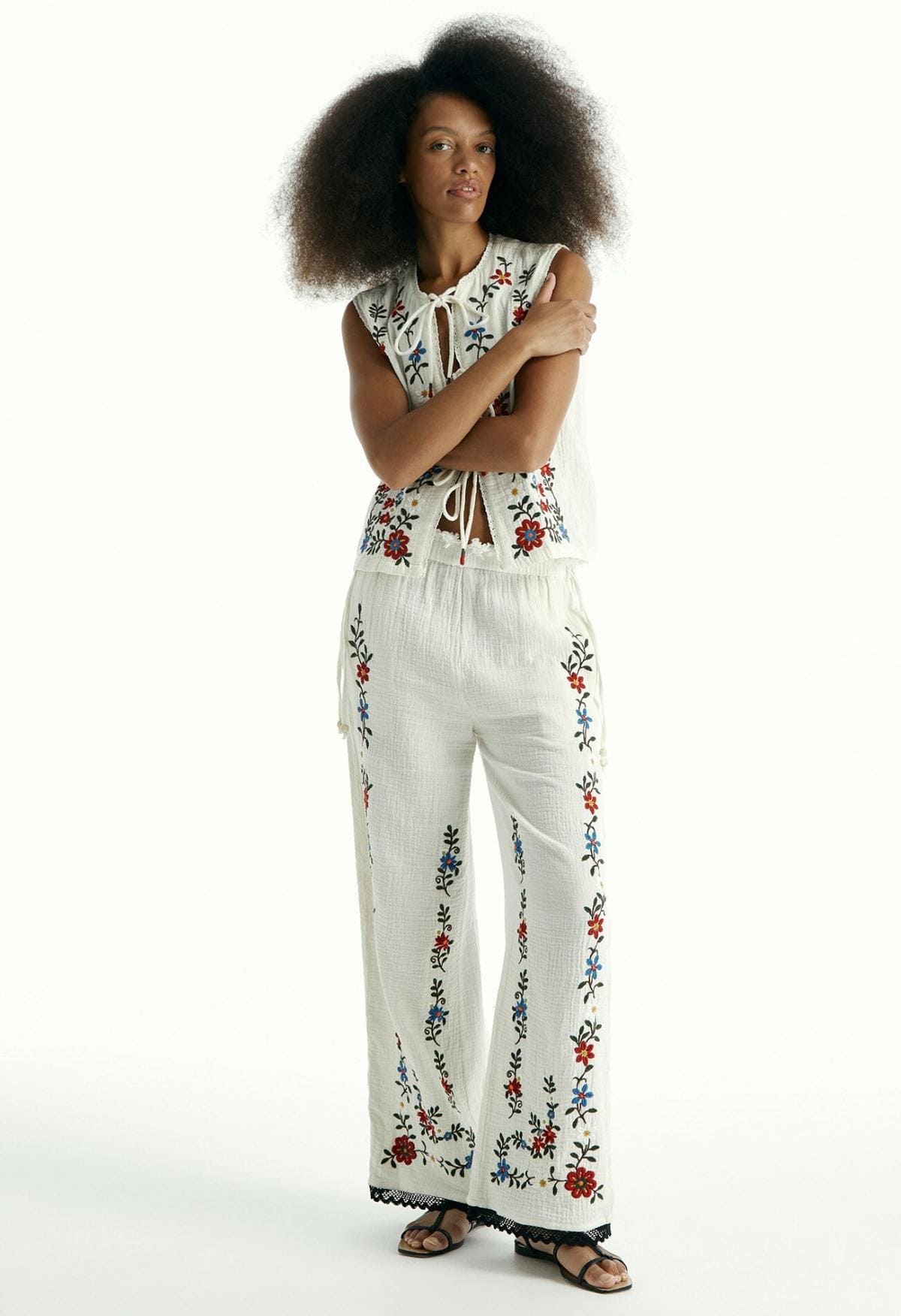 Pantalón bordado flores de Sfera