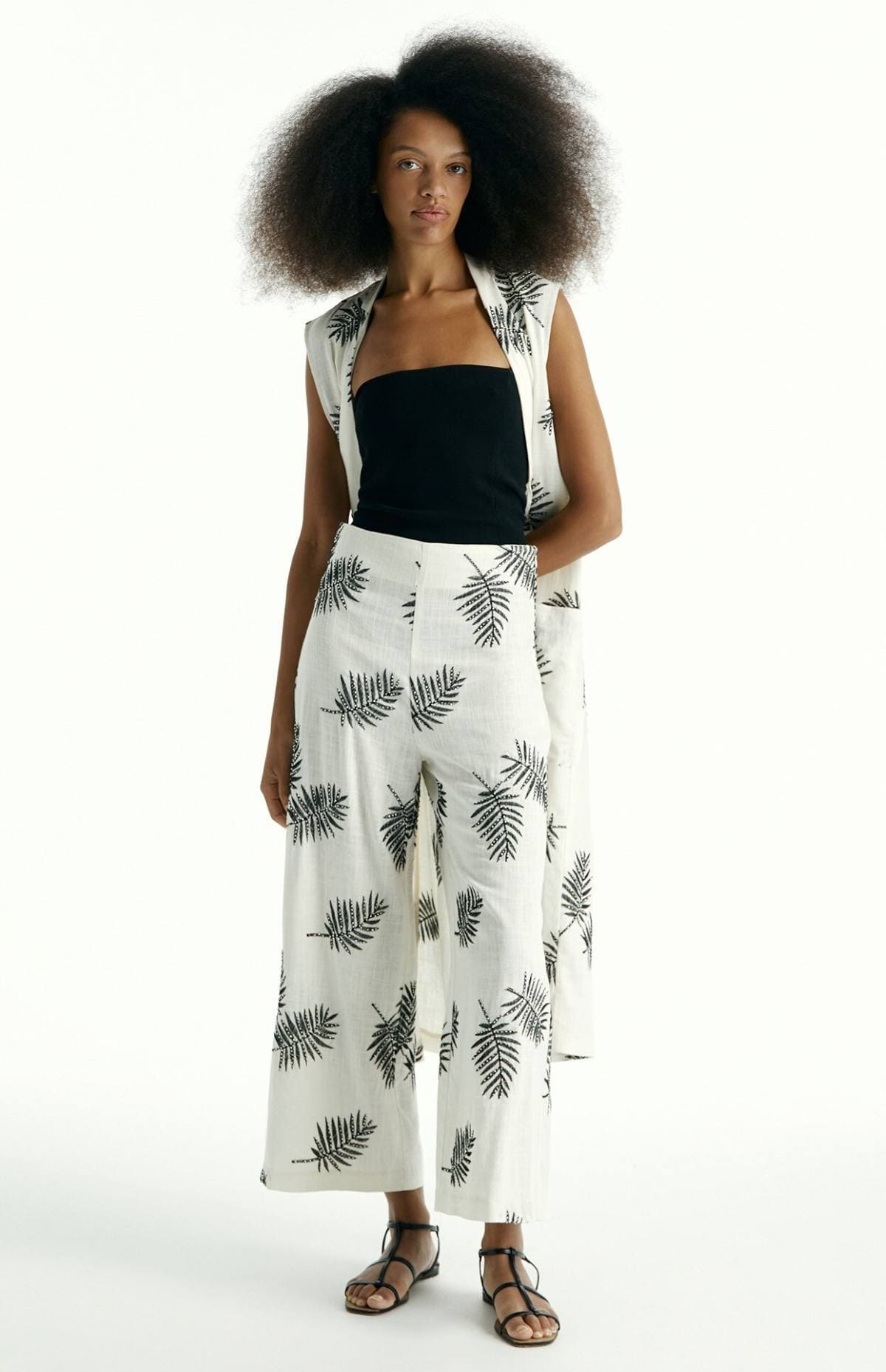 Pantalón bordado hojas de Sfera