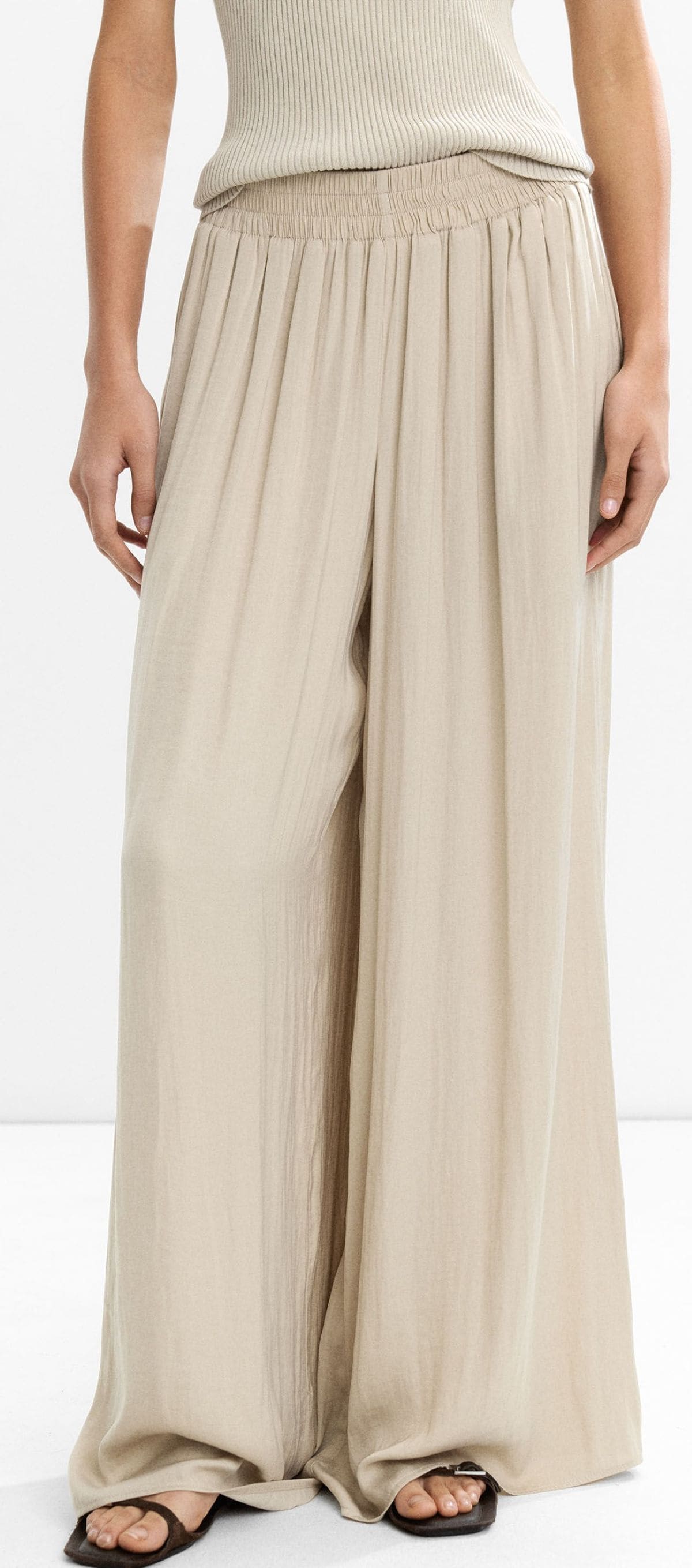 Pantalón con pliegues y textura de Parfois