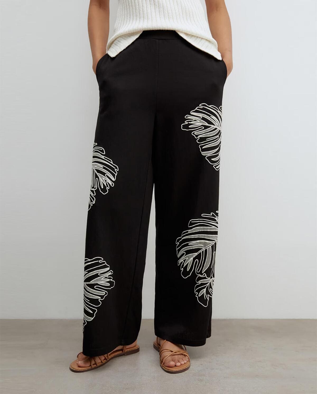 Pantalón con print de hojas