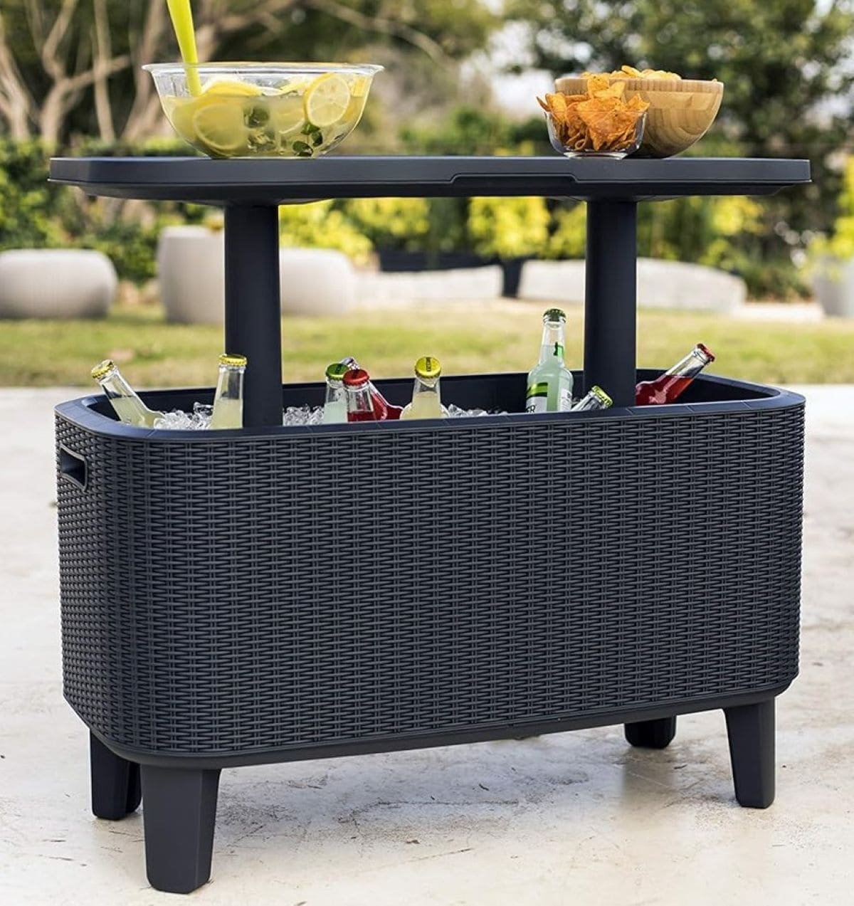 Mesa nevera para exterior Keter Bevy Bar de Amazon