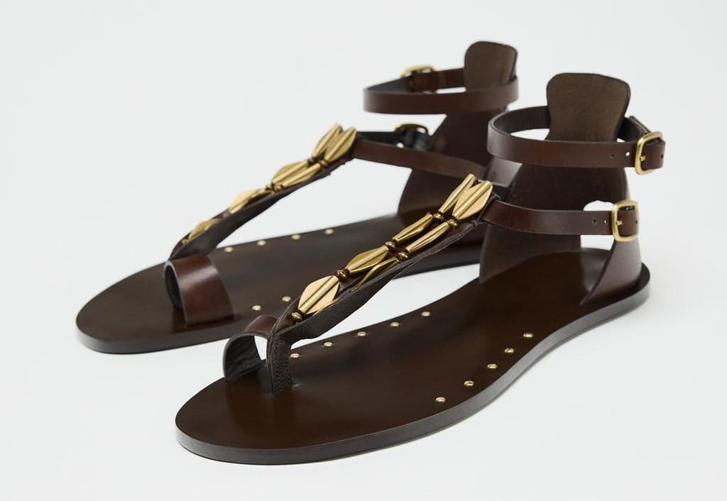 Sandalia adorno piel de Zara