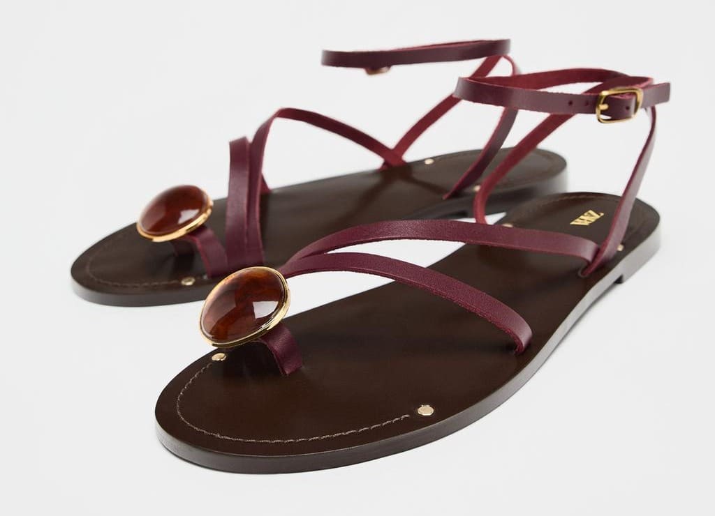 Sandalia plana piel tiras adorno de Zara