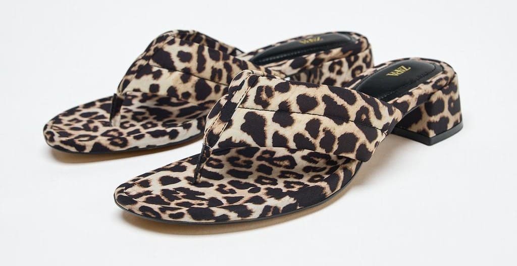 Sandalia tacón estampado animal de Zara