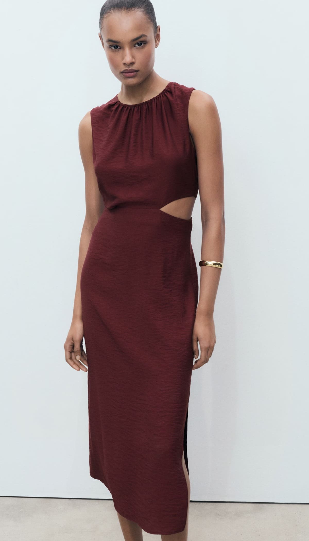 El nuevo vestido estampado cut out en color granate de Mango