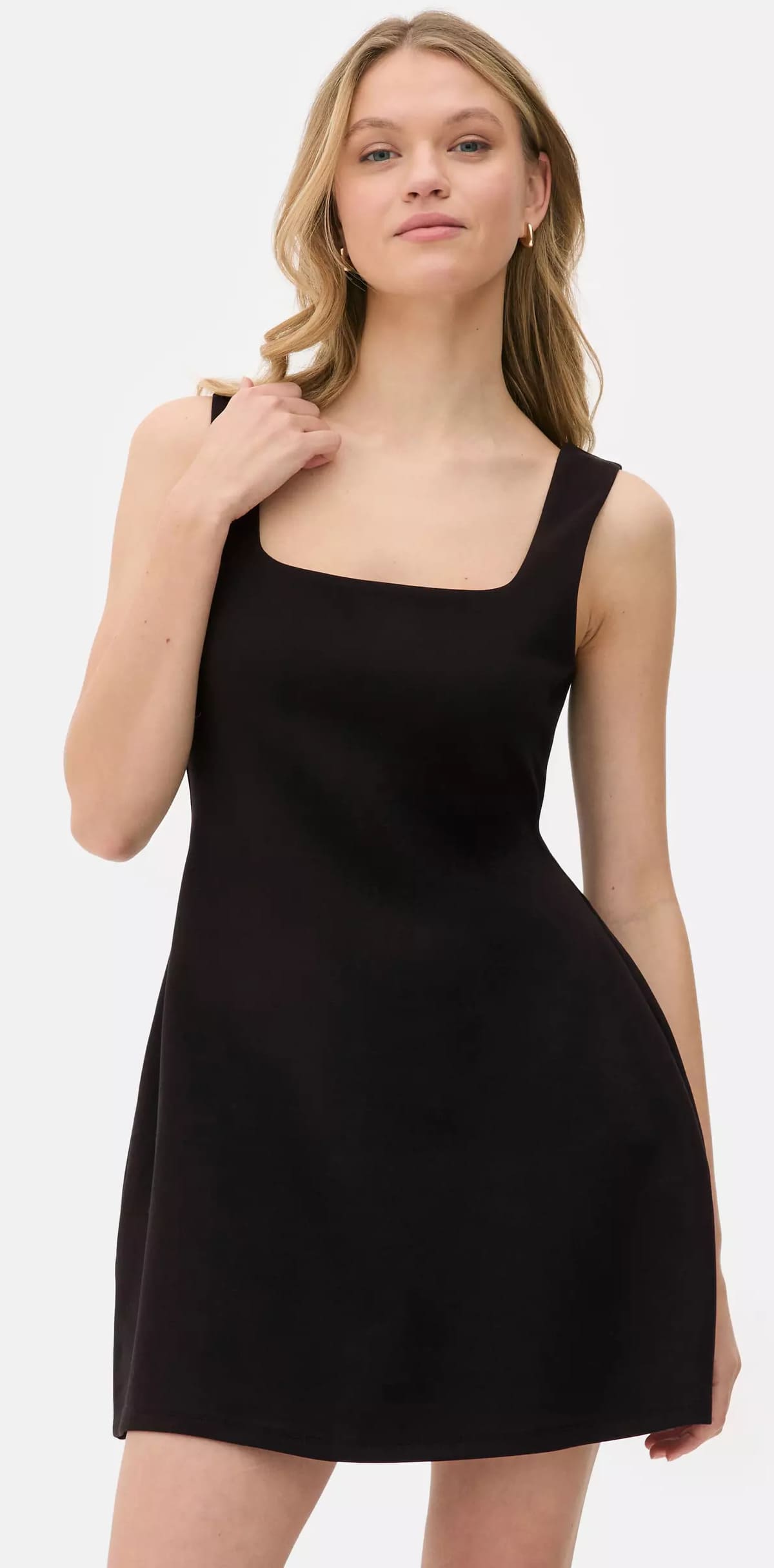 El vestido corto de escote cuadrado con tirantes en color negro de Primark