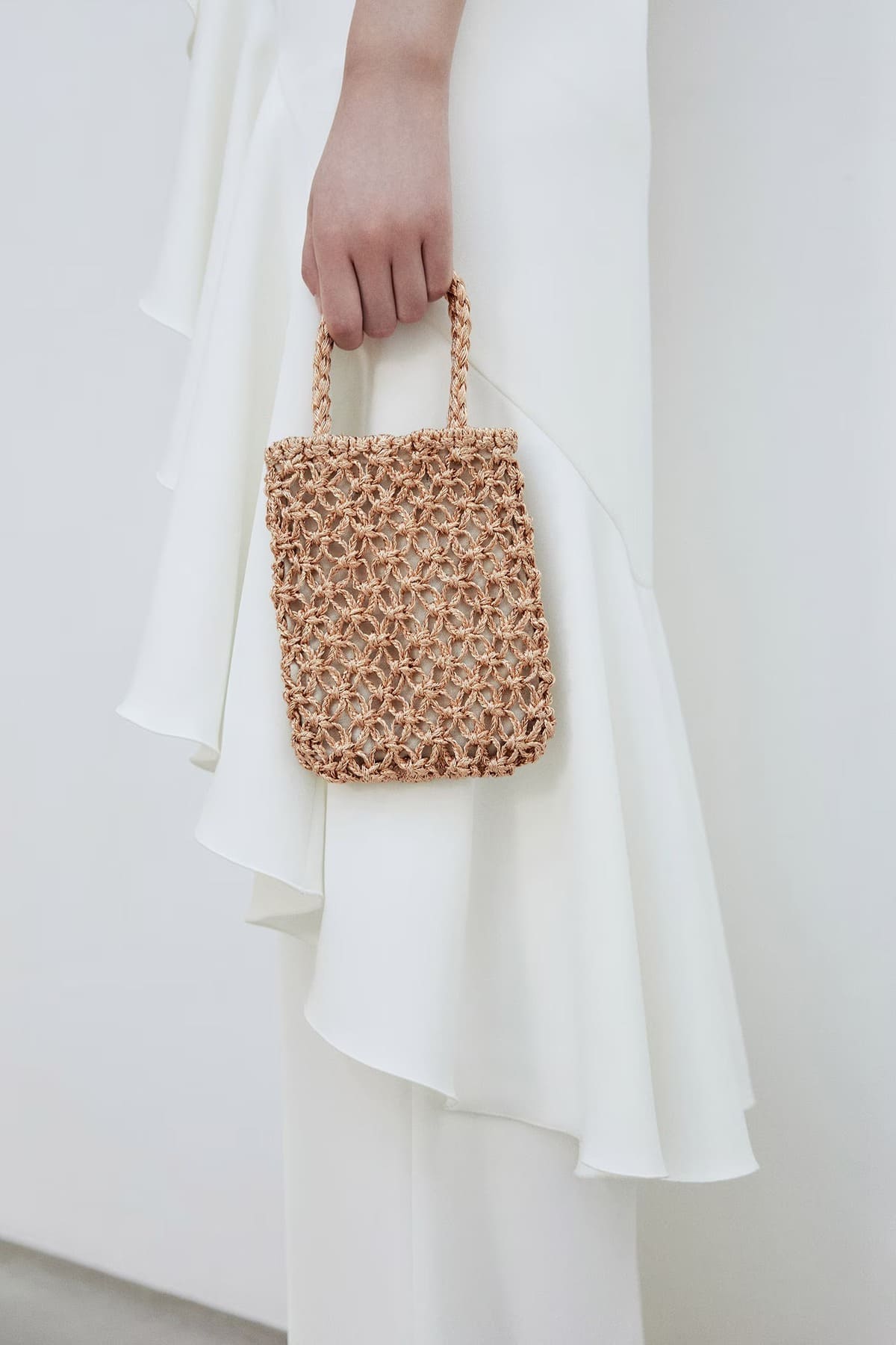 El minibolso rústico con nudos en color beige de Sfera