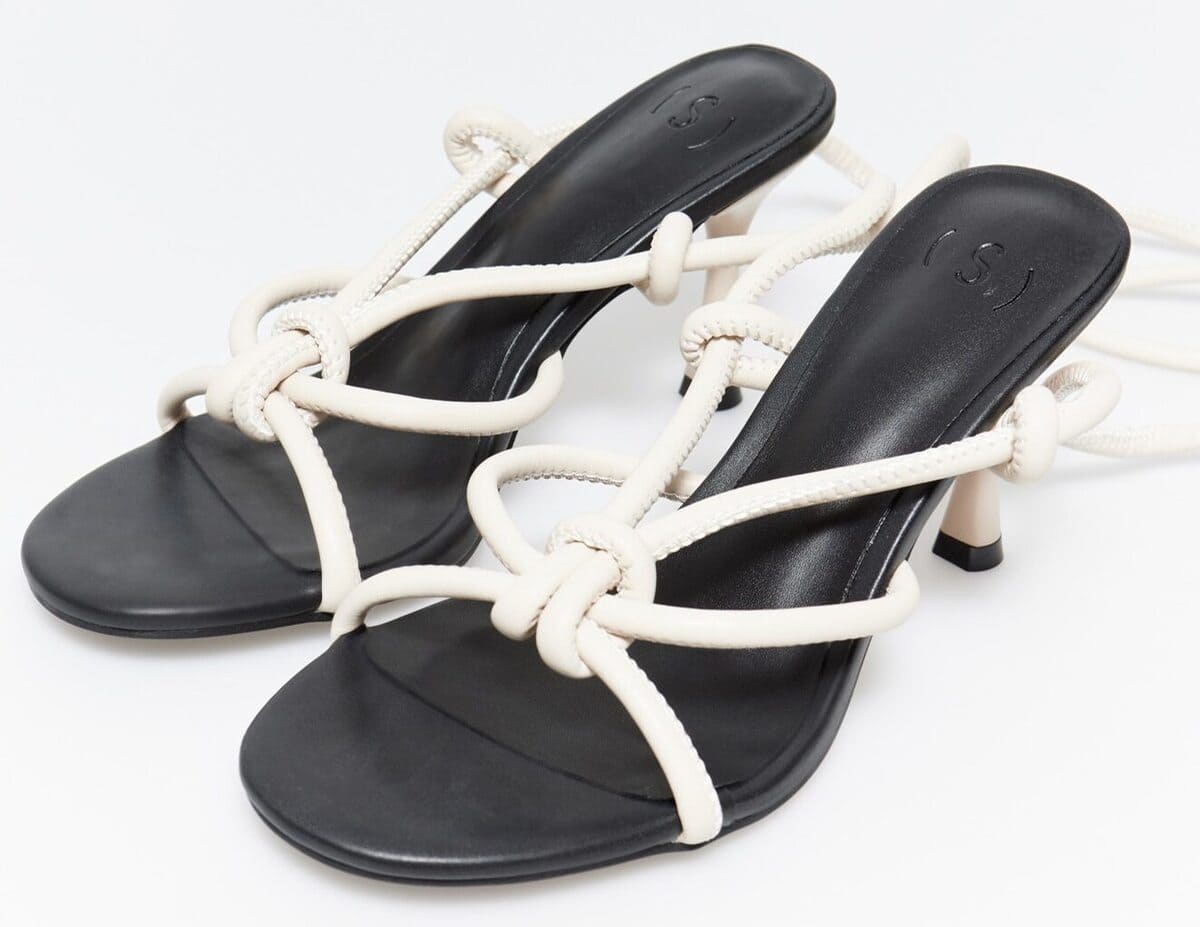 Las nuevas sandalias Woman Tubular con tacón en color blanco de Sfera