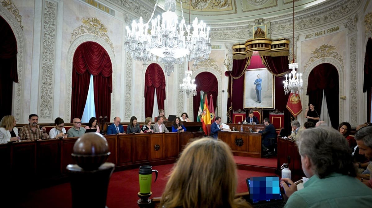 Imagen de la celebración del pleno extraordinario en el Ayuntamiento de Cádiz