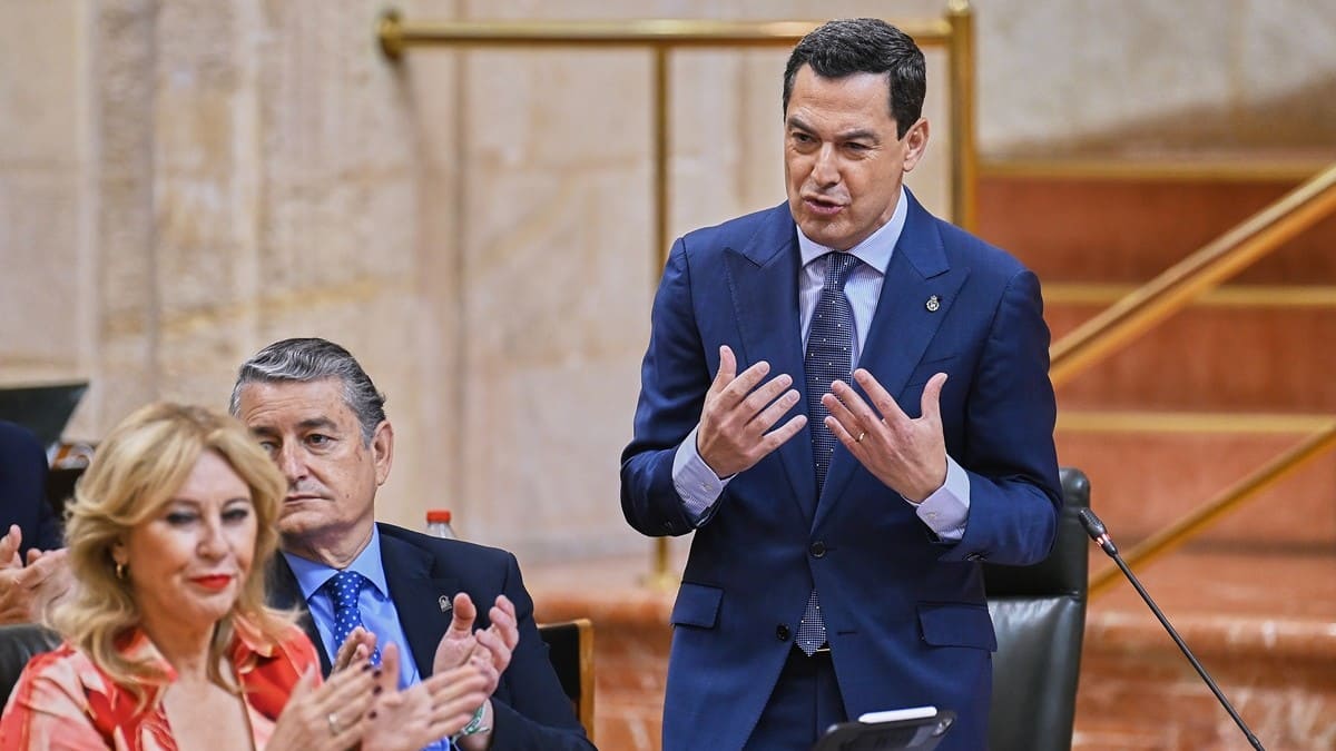 Juanma Moreno, durante la celebración del último Pleno del Parlamento | Salvador López Medina