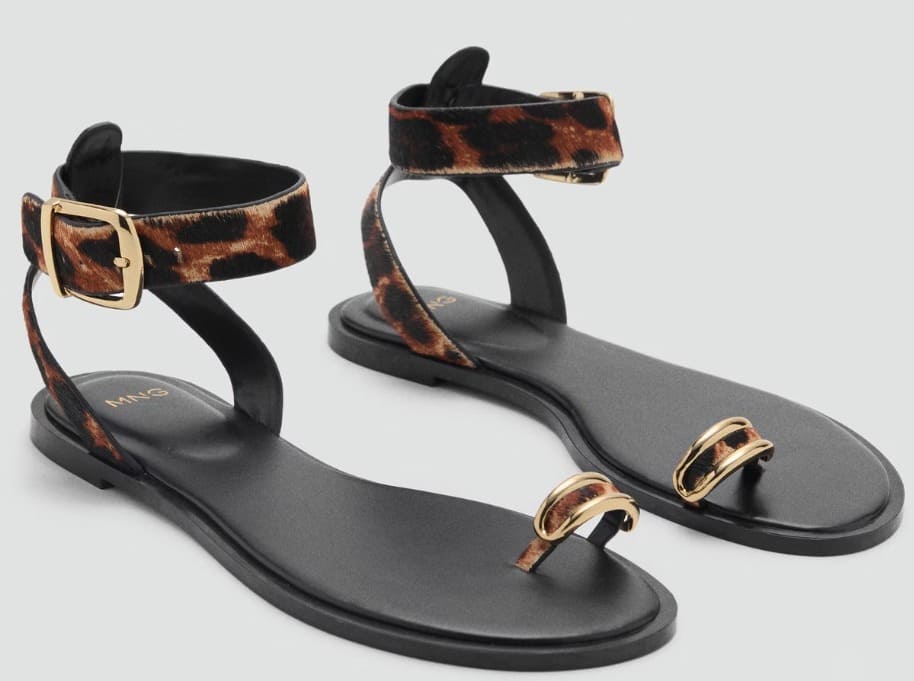 Las sandalias de piel con 'animal print' en color marrón y negro de Mango