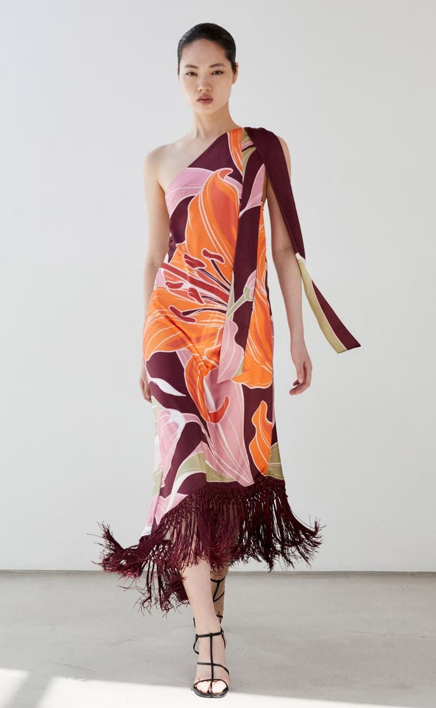 El vestido satinado con flecos de Sfera