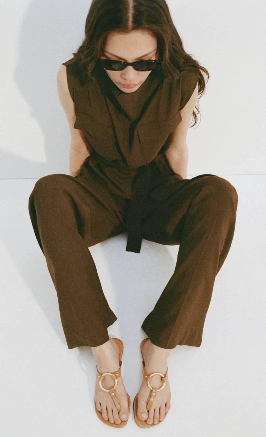 Las sandalias de piel con detalle de pieza metálica en color marrón medio de Mango