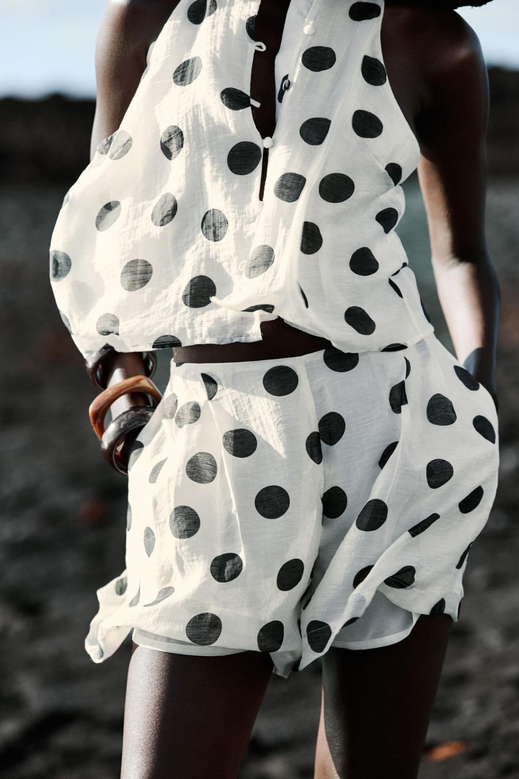 El nuevo pantalón tipo bermuda con lunares de pinzas en color crudo de Zara