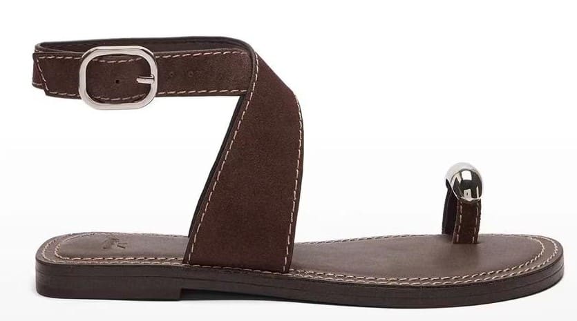 Sandalias planas de piel con tira de dedo y detalle metálico