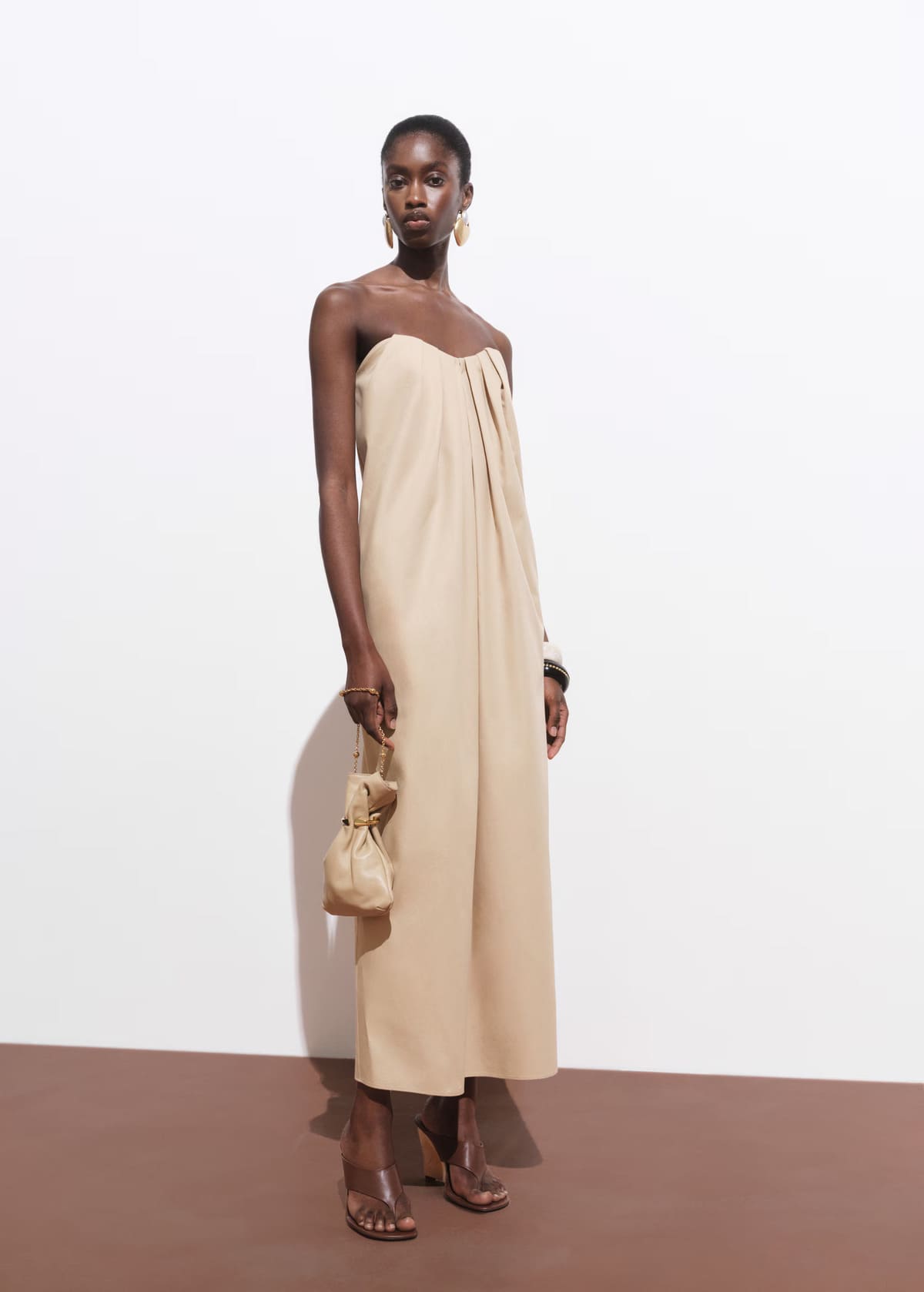 El vestido largo con escote de corazón en color marrón medio de Mango