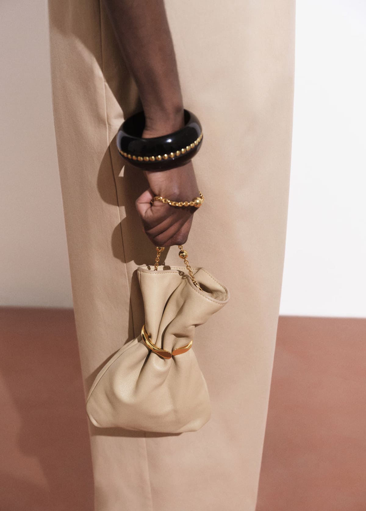 El bolso de piel estilo saco con detalle metálico en color marrón medio de Mango