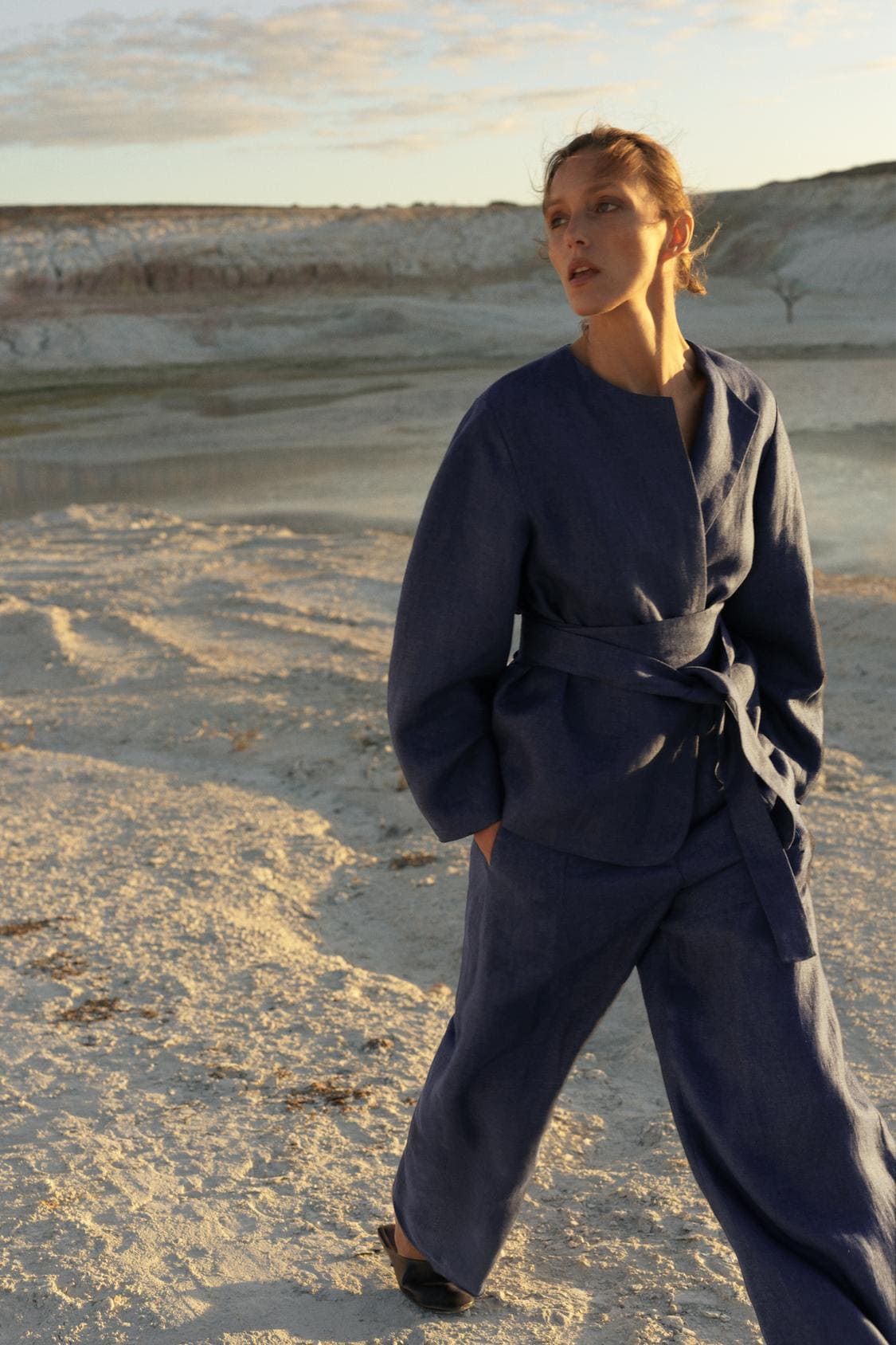 El nuevo kimono de lino 100% ZW Collection Limited Edition en color azul lavado de Zara