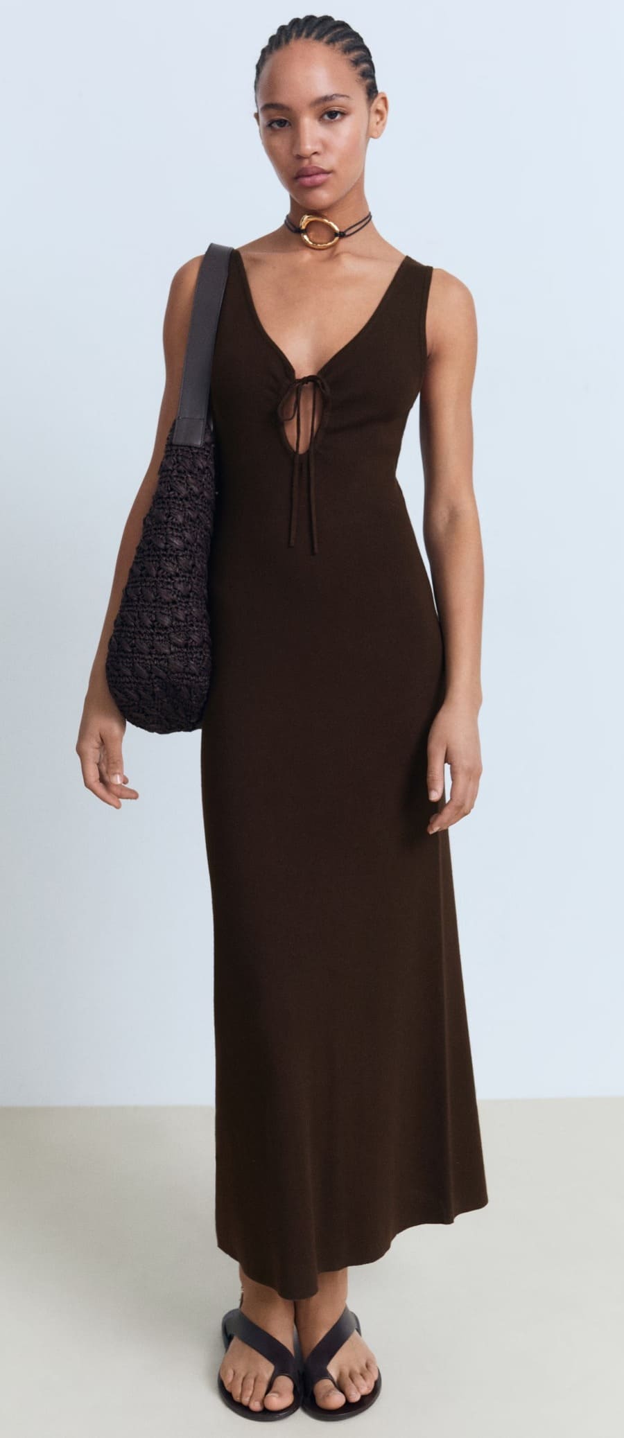El nuevo vestido de punto con escote lazo en color marrón chocolate de Mango