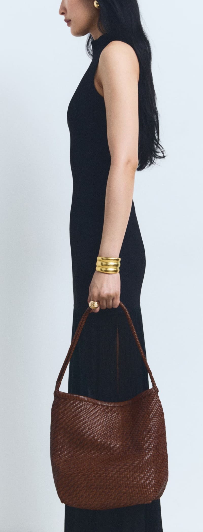 El nuevo bolso de hombro de piel trenzado en color cuero de Mango