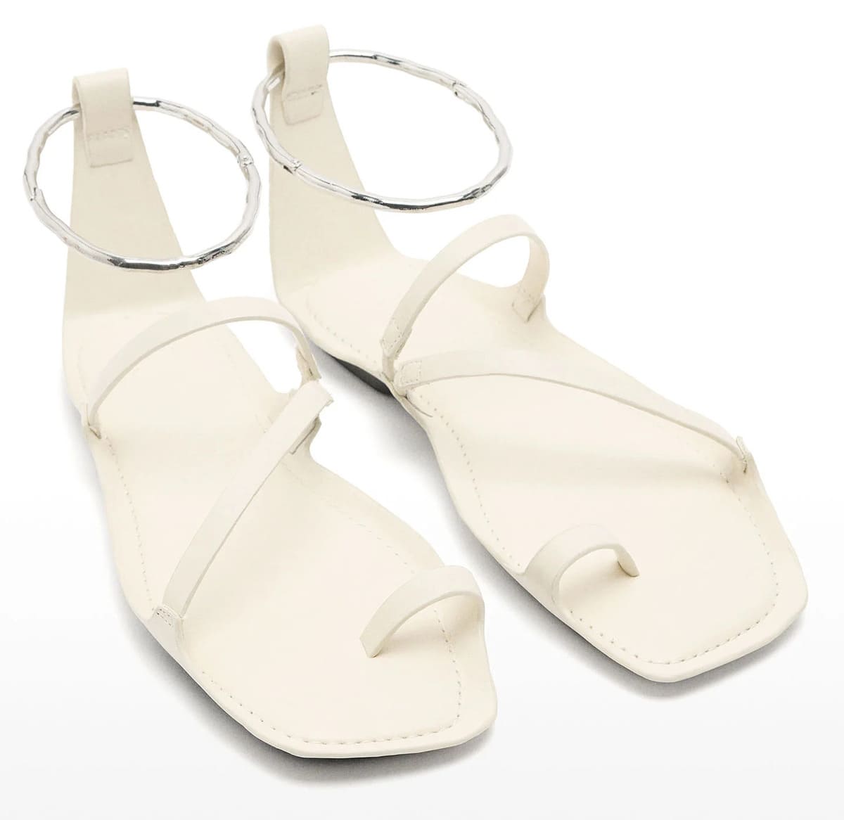 Las sandalias planas de piel con anillo metálico en color blanco de Parfois