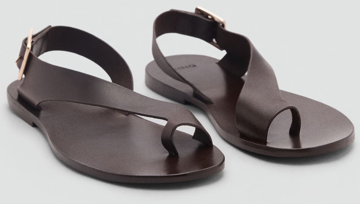 Las sandalias de piel con tira cruzada en color marrón chocolate de Mango