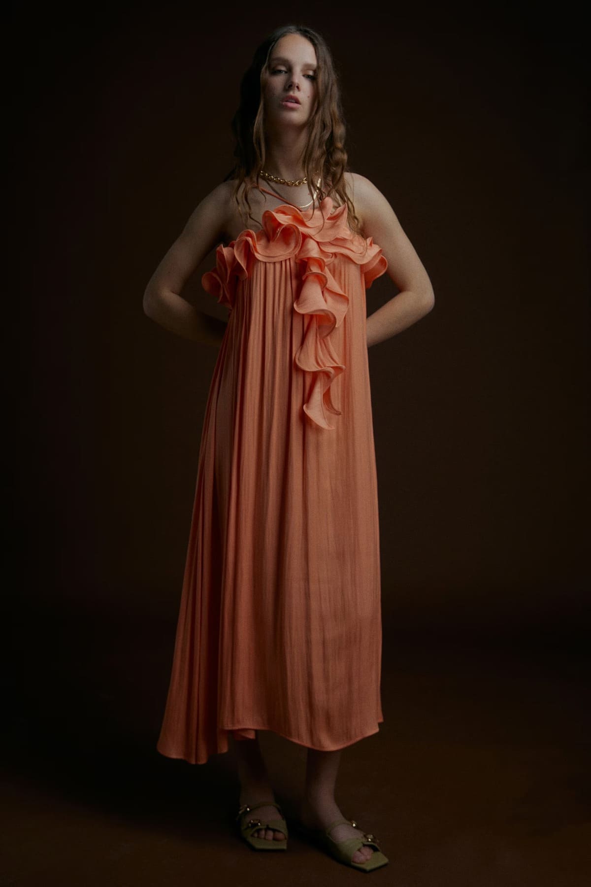 El nuevo vestido de tirantes con volantes en color coral de Sfera