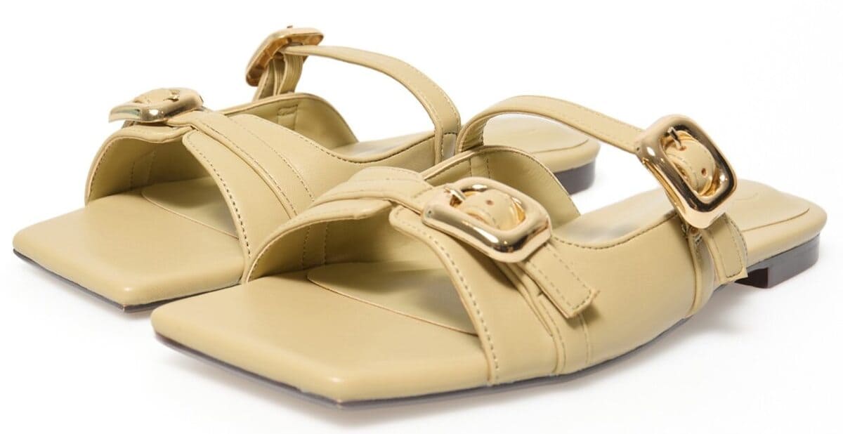 Las sandalias woman con hebillas en color caqui de Sfera