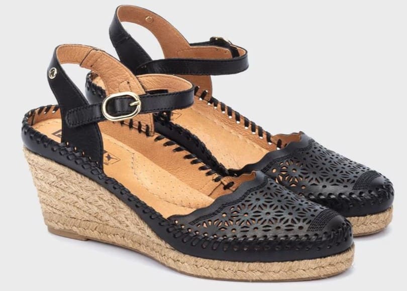 Sandalias de piel con cierre adherente y pala troquelada