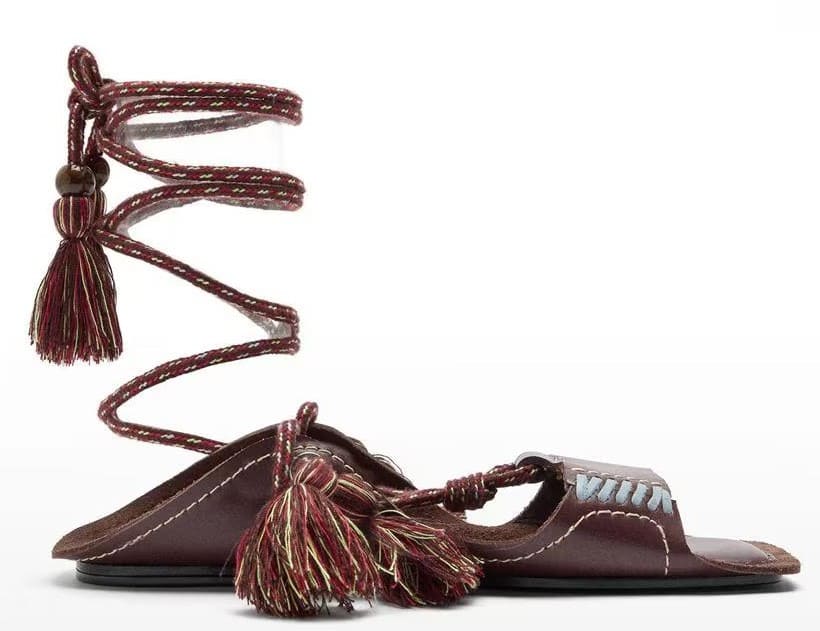 Sandalias planas de piel con tiras atadas al tobillo y flecos decorativos