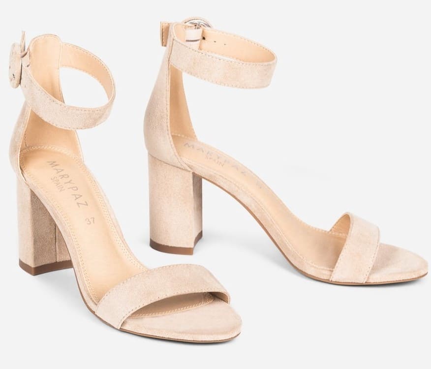 Sandalia tacón cerrada.