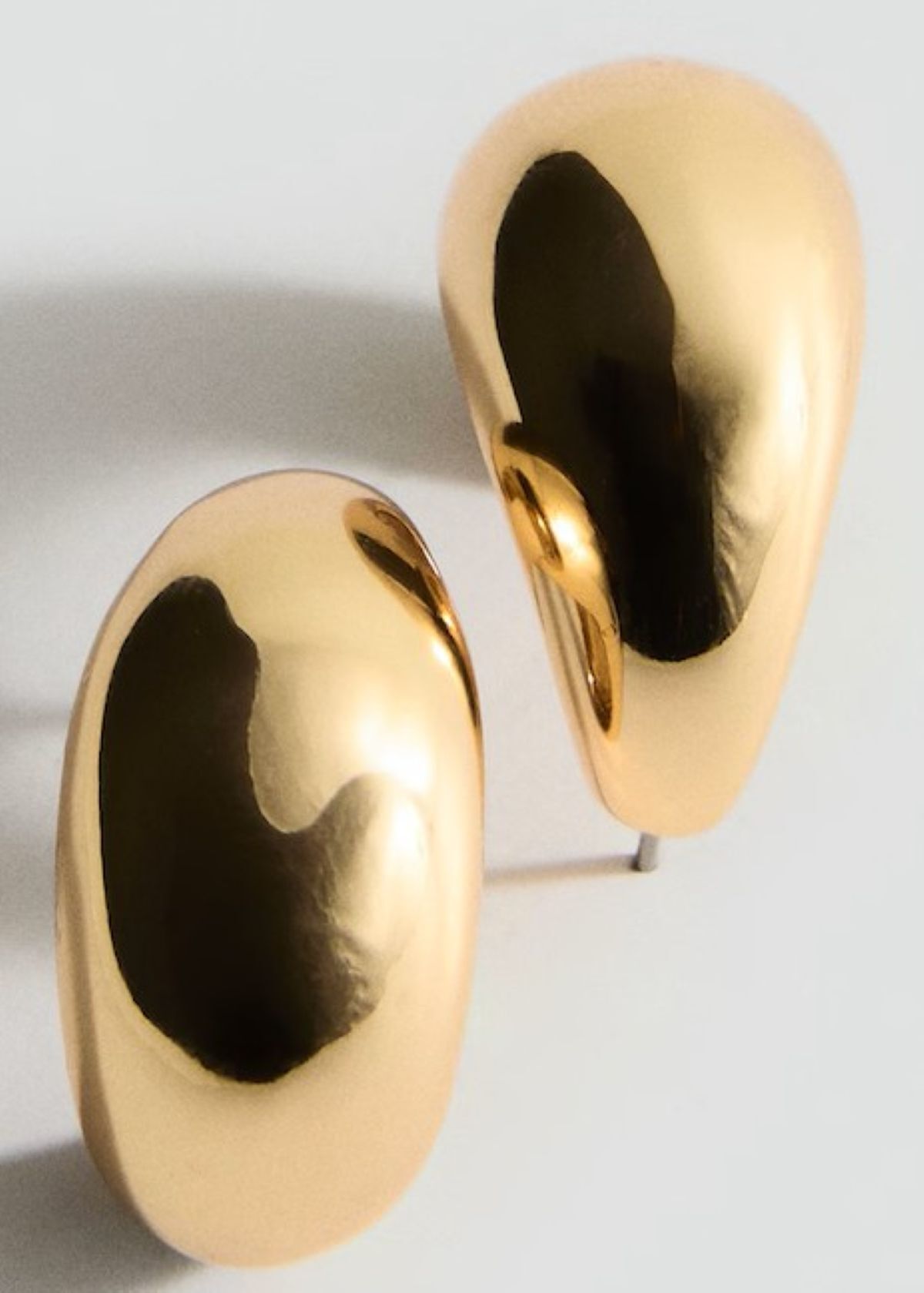 Pendientes con forma lágrima en volumen de Mango