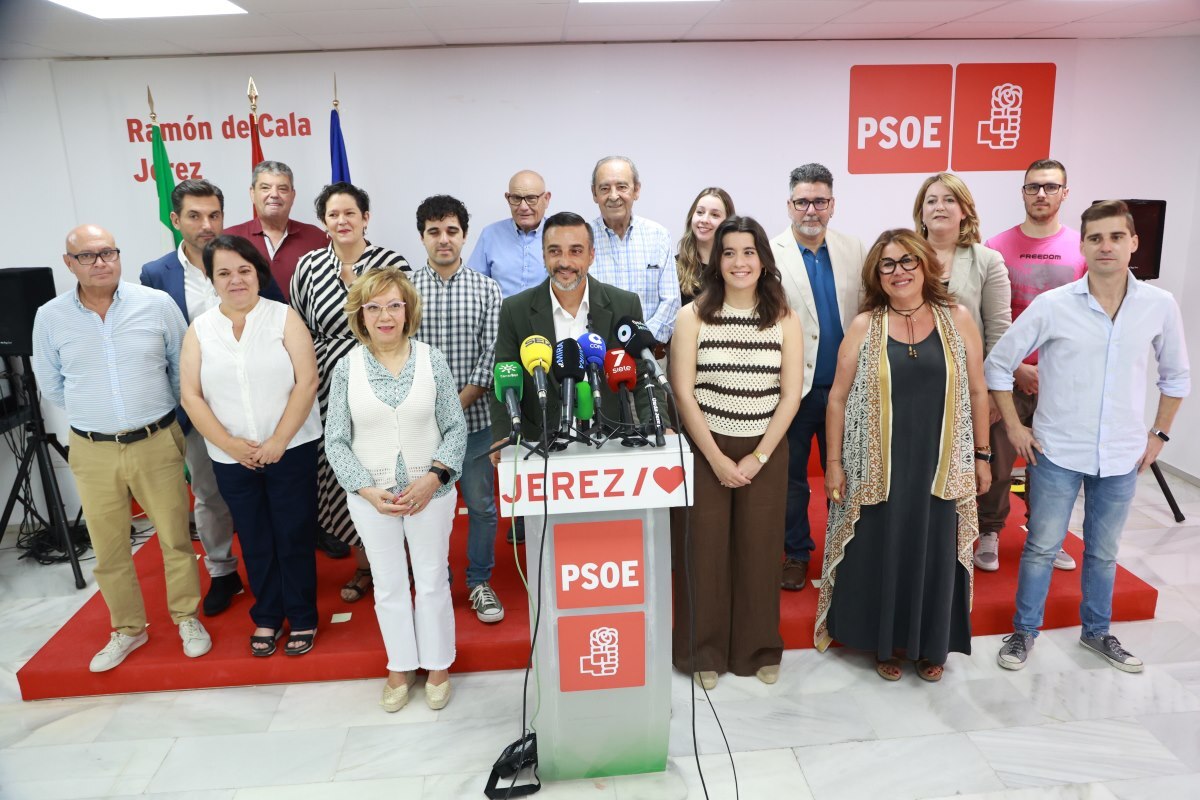 José Antonio Díaz, arropado por los miembros de su candidatura a Secretario General del PSOE-Jerez | Cristo García