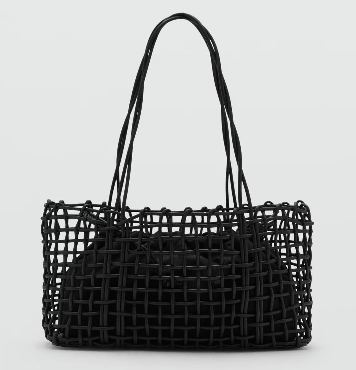 El nuevo bolso de hombro trenzado en color negro de Mango