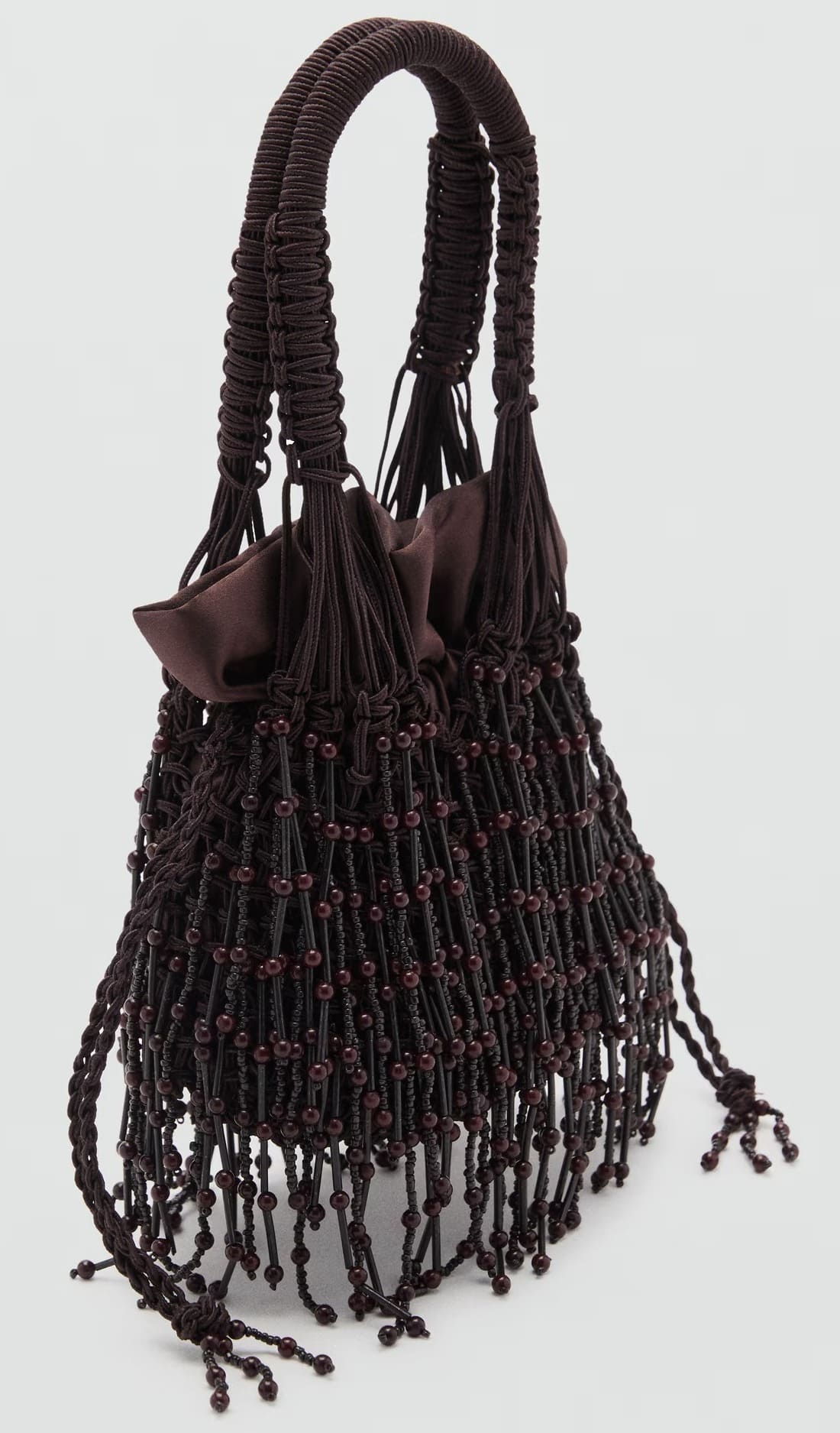 El bolso de mano con abalorios en color marrón chocolate de Mango