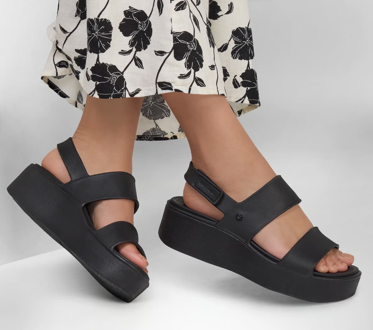 Las sandalias Foamies: Arch Fit Upbeat - Sunrise en color negro de Skechers