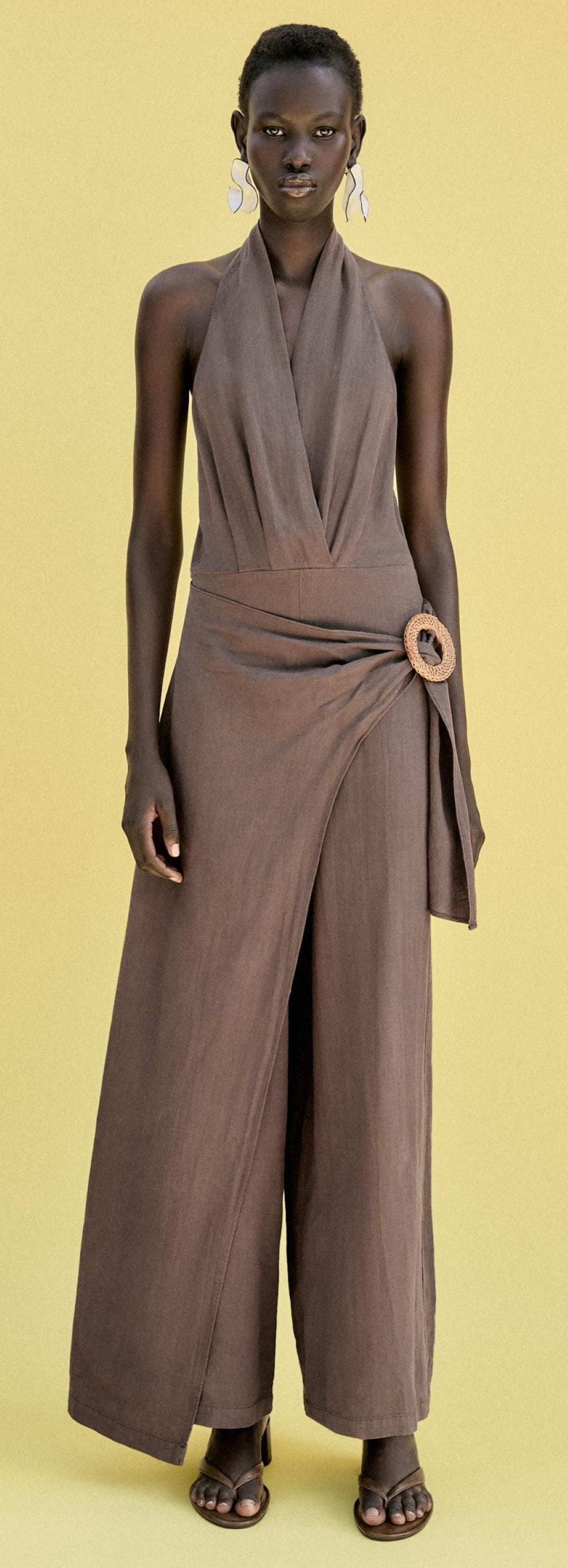 Mono largo con ramio halter de Zara