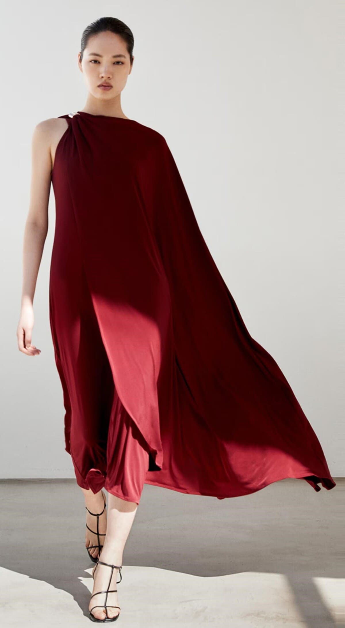 Vestido asimétrico con aplique